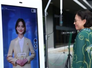 Rektor UGM saat menguji kemampuan Lisa AI (Foto: Dok. UGM)