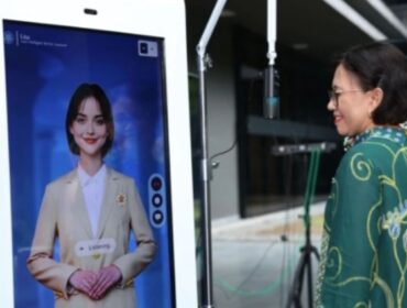 Rektor UGM saat menguji kemampuan Lisa AI (Foto: Dok. UGM)