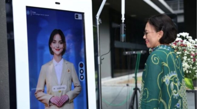 Rektor UGM saat menguji kemampuan Lisa AI (Foto: Dok. UGM)