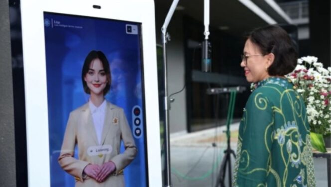 
					Rektor UGM saat menguji kemampuan Lisa AI (Foto: Dok. UGM)
