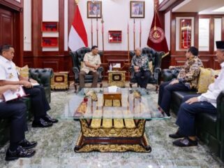 Menhan RI Sjafrie Sjamsoeddin saat menerima Ketua PWI Pusat Akhmad Munir di ruang kerjanya. (Foto : PWI Pusat)