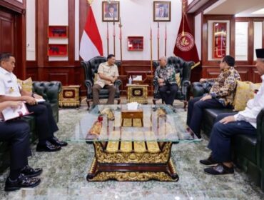 Menhan RI Sjafrie Sjamsoeddin saat menerima Ketua PWI Pusat Akhmad Munir di ruang kerjanya. (Foto : PWI Pusat)