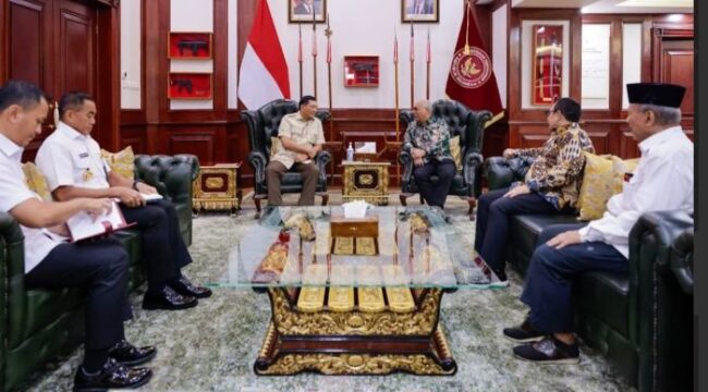 Menhan RI Sjafrie Sjamsoeddin saat menerima Ketua PWI Pusat Akhmad Munir di ruang kerjanya. (Foto : PWI Pusat)