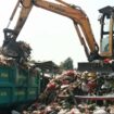 Alat berat dikerahkan untuk mengangkut gunungan sampah di wilayah Tangsel (Foto: Istimewa)