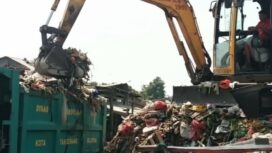 Alat berat dikerahkan untuk mengangkut gunungan sampah di wilayah Tangsel (Foto: Istimewa)