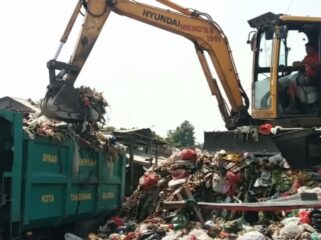Alat berat dikerahkan untuk mengangkut gunungan sampah di wilayah Tangsel (Foto: Istimewa)
