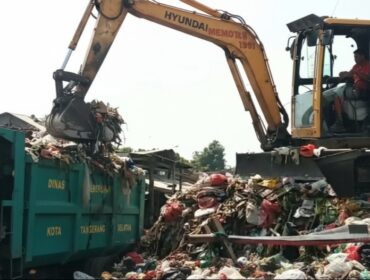 Alat berat dikerahkan untuk mengangkut gunungan sampah di wilayah Tangsel (Foto: Istimewa)