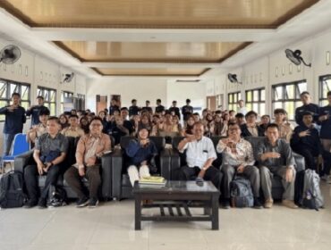 Tim Dosen dan mahasiswa program studi teknik elektro President University foto bersama dengan Kepala Sekolah, Guru, beserta siswa SMAN 1 Cikarang Pusat (Foto: Istimewa)