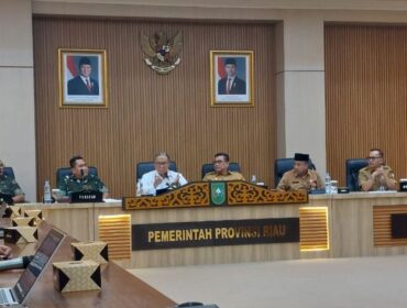 Staf Ahli Menteri Dalam Negeri Bidang Hukum dan Kesatuan Bangsa Edi Mardianto ( Paakaian Putih ) saat menghadiri kegiatan supervisi dan monitoring evaluasi Satuan Tugas (Satgas) Pendataan Lahan KDKMP Wilayah Sumatra di Kantor Gubernur Riau, Kota Pekanbaru, Selasa (9/12/2025). (Foto : Puspen Kemendagri)
