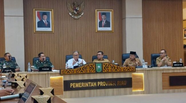 Staf Ahli Menteri Dalam Negeri Bidang Hukum dan Kesatuan Bangsa Edi Mardianto ( Paakaian Putih ) saat menghadiri kegiatan supervisi dan monitoring evaluasi Satuan Tugas (Satgas) Pendataan Lahan KDKMP Wilayah Sumatra di Kantor Gubernur Riau, Kota Pekanbaru, Selasa (9/12/2025). (Foto : Puspen Kemendagri)