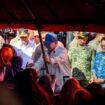 Panglima TNI Jenderal Agus Subiyanto (Belakang Presiden) saat mendampingi Presiden Prabowo Subianto mengunjubgi korban banjir di Padang Pariaman Solok Sumatera Barat. (Foto : Puspen TNI)