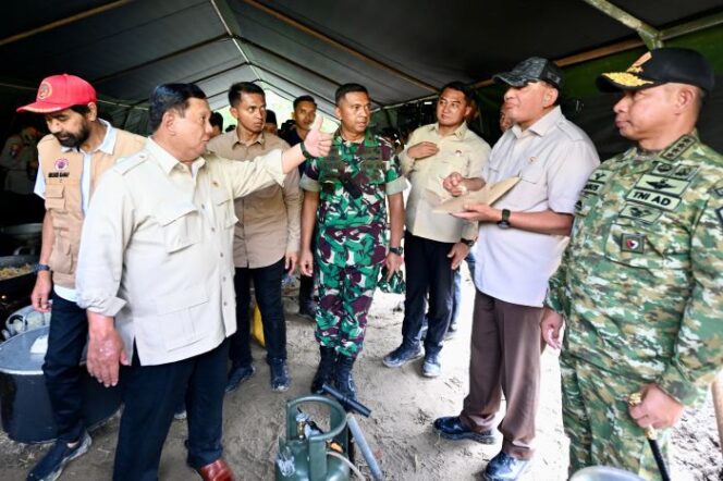 
					Panglima TNI Jenderal Agus Subiyanto saat mendampingi Presiden Prabowo Subianto meninjau lokasi banjir di Aceh. (Foto