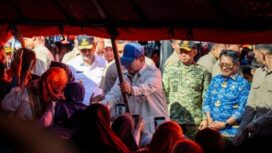 Panglima TNI Jenderal Agus Subiyanto (Belakang Presiden) saat mendampingi Presiden Prabowo Subianto mengunjubgi korban banjir di Padang Pariaman Solok Sumatera Barat. (Foto : Puspen TNI)