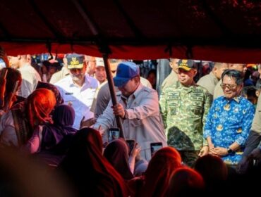 Panglima TNI Jenderal Agus Subiyanto (Belakang Presiden) saat mendampingi Presiden Prabowo Subianto mengunjubgi korban banjir di Padang Pariaman Solok Sumatera Barat. (Foto : Puspen TNI)