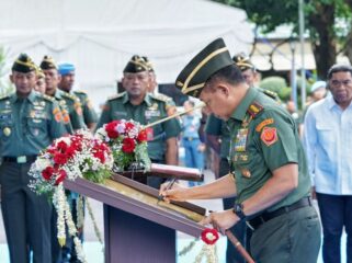 Panglima TNI Jenderal TNI Agus Subiyanto saat menandatangani prasasti sebagai tanda diresmikannya Gedung Jenderal Soedirman Paspampres. (Foto : Puspen TNI)