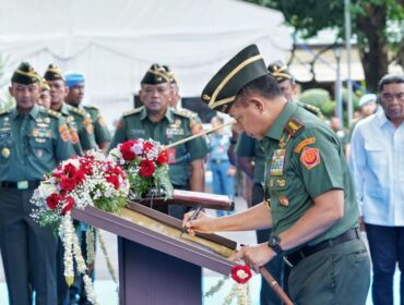 Panglima TNI Jenderal TNI Agus Subiyanto saat menandatangani prasasti sebagai tanda diresmikannya Gedung Jenderal Soedirman Paspampres. (Foto : Puspen TNI)