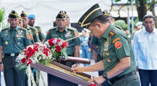 Panglima TNI Jenderal TNI Agus Subiyanto saat menandatangani prasasti sebagai tanda diresmikannya Gedung Jenderal Soedirman Paspampres. (Foto : Puspen TNI)