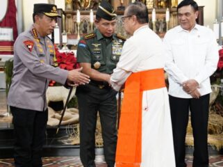 Panglima TNI Jenderal TNI Agus Subiyanto bersama dengan Kapolri Jenderal Listyo Sigit Prabowo saat berkunjung ke Gereja Katedral Jakarta . (Foto: Puspen TNI)
