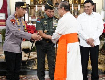 Panglima TNI Jenderal TNI Agus Subiyanto bersama dengan Kapolri Jenderal Listyo Sigit Prabowo saat berkunjung ke Gereja Katedral Jakarta . (Foto: Puspen TNI)