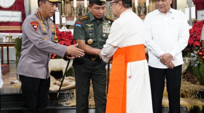 Panglima TNI Jenderal TNI Agus Subiyanto bersama dengan Kapolri Jenderal Listyo Sigit Prabowo saat berkunjung ke Gereja Katedral Jakarta . (Foto: Puspen TNI)