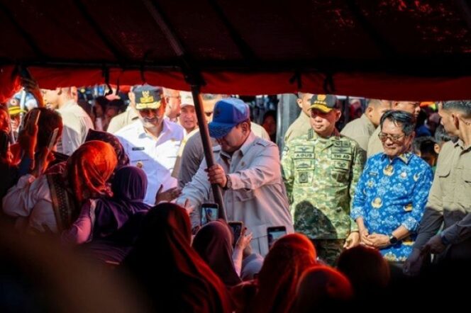 
					Panglima TNI Jenderal Agus Subiyanto (Belakang Presiden) saat mendampingi Presiden Prabowo Subianto mengunjubgi korban banjir di Padang Pariaman Solok Sumatera Barat. (Foto : Puspen TNI)