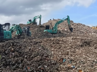 Kondisi gunung sampah di TPA Cipeucang (Foto: 1st)