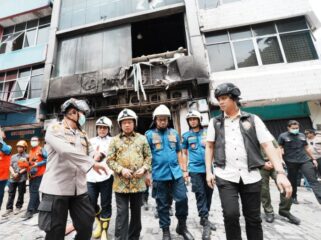 Mendagri Tito Karnavian saat menijau lokasi kebakaran gedung Terra Drone Kemayoran yang menewaskan 22 orang. ( Foto : Kasuspen Kemendagri)