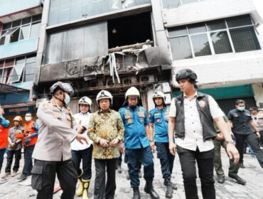 Mendagri Tito Karnavian saat menijau lokasi kebakaran gedung Terra Drone Kemayoran yang menewaskan 22 orang. ( Foto : Kasuspen Kemendagri)