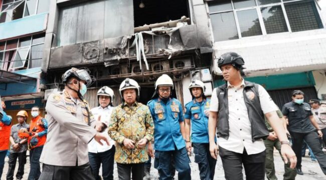 Mendagri Tito Karnavian saat menijau lokasi kebakaran gedung Terra Drone Kemayoran yang menewaskan 22 orang. ( Foto : Kasuspen Kemendagri)