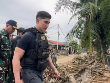 Anggota DPR RI dari Fraksi PAN, Verrell Bramasta, saat tinjau bencana banjir di Sumatera Barat beberapa waktu lalu. (Foto: 1st)