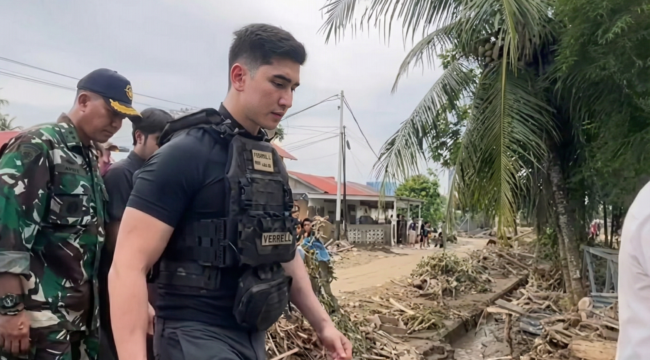 Anggota DPR RI dari Fraksi PAN, Verrell Bramasta, saat tinjau bencana banjir di Sumatera Barat beberapa waktu lalu. (Foto: 1st)