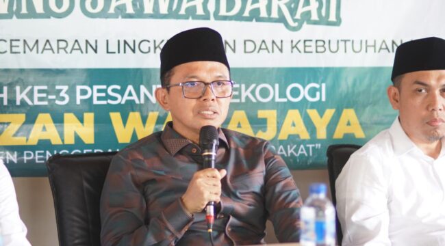Pengasuh Pondok Pesantren Ekologi Al-Mizan Wanajaya, Majalengka KH Maman Imanulhaqa saat membuka kegitan   Bahtsul Masail Fikih Ekologi dalam rangka Harlah ke-3 Pesantren Al-Mizan Wanajaya, Minggu (7/12/2025). (Foto : Ist)