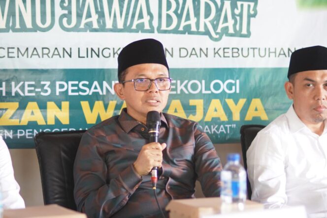 
					Pengasuh Pondok Pesantren Ekologi Al-Mizan Wanajaya, Majalengka KH Maman Imanulhaqa saat membuka kegitan   Bahtsul Masail Fikih Ekologi dalam rangka Harlah ke-3 Pesantren Al-Mizan Wanajaya, Minggu (7/12/2025). (Foto : Ist)