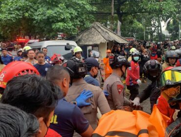 Para petugas kepolosian saat mengevakuasi korban meninggal akibat kebakaran Gedung Terra Drone Kemayoran Jakarta. (Foto : Humas Brimob)