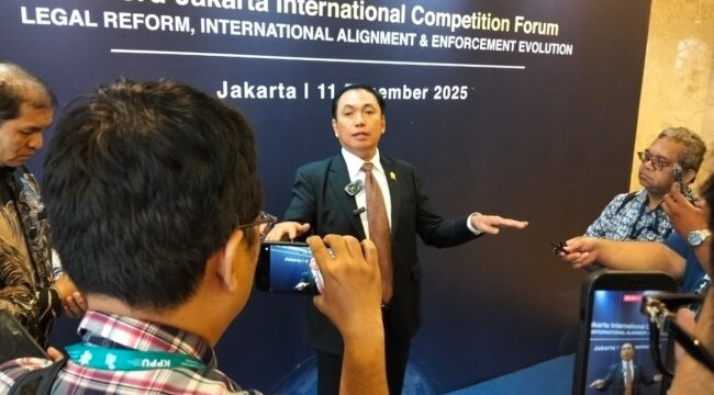 Ketua KPPU M. Fanshurullah Asa saat memberikan keterangan kepada awak media usai membuka kegiatan  The 3rd Jakarta International Competition Forum (3JICF) di Gedung Danareksa Jakarta Kamis (11/12/2025) fFoto: Sirhan/ Jejaknarasi.id)