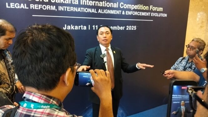 
					Ketua KPPU M. Fanshurullah Asa saat memberikan keterangan kepada awak media usai membuka kegiatan  The 3rd Jakarta International Competition Forum (3JICF) di Gedung Danareksa Jakarta Kamis (11/12/2025) fFoto: Sirhan/ Jejaknarasi.id)