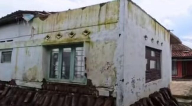 Penampakan rumah Bu Yati tanpa Atap. (Foto : Ist)