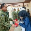 Panglima TNI Jenderal Agus Subiyanto saat memberikan tali asih kepada perwakilan keluarga prajurit yang gugur saat menjalankan tugas. (Foto : Puspen TNI)