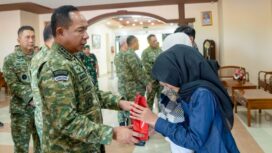 Panglima TNI Jenderal Agus Subiyanto saat memberikan tali asih kepada perwakilan keluarga prajurit yang gugur saat menjalankan tugas. (Foto : Puspen TNI)