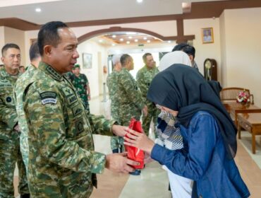 Panglima TNI Jenderal Agus Subiyanto saat memberikan tali asih kepada perwakilan keluarga prajurit yang gugur saat menjalankan tugas. (Foto : Puspen TNI)