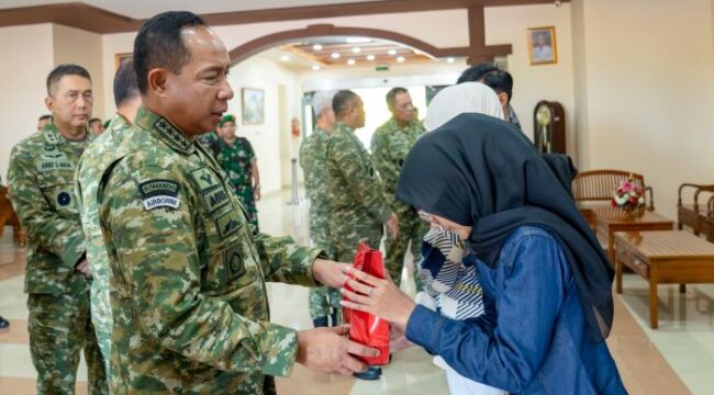 Panglima TNI Jenderal Agus Subiyanto saat memberikan tali asih kepada perwakilan keluarga prajurit yang gugur saat menjalankan tugas. (Foto : Puspen TNI)