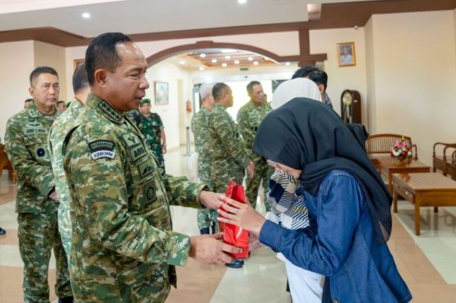 
					Panglima TNI Jenderal Agus Subiyanto saat memberikan tali asih kepada perwakilan keluarga prajurit yang gugur saat menjalankan tugas. (Foto : Puspen TNI)