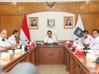 Mendagri Tito Karnavian saat memimpin Rapat Evaluasi Realisasi APBD Tahun 2025 bersama seluruh kepala daerah yang berlangsung secara virtual dari Kantor Pusat Kementerian Dalam Negeri (Kemendagri), Jakarta, Rabu (24/12/2025). (Foto: Puspen Kemendagri)