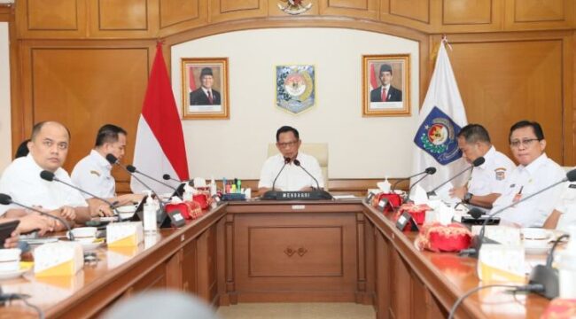 Mendagri Tito Karnavian saat memimpin Rapat Evaluasi Realisasi APBD Tahun 2025 bersama seluruh kepala daerah yang berlangsung secara virtual dari Kantor Pusat Kementerian Dalam Negeri (Kemendagri), Jakarta, Rabu (24/12/2025). (Foto: Puspen Kemendagri)