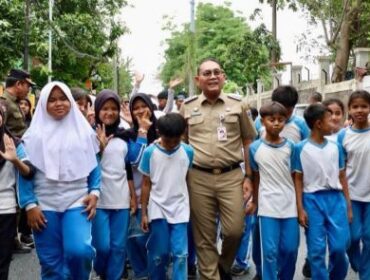 Wali Kota Jakarta Pusat Drs.Arifin M.AP bersama siswa siswi  SDN Karet Tengsin 13 Tanah Abang saat menikamti berjal;an kaki di jalan yang baru saja di aspal. (Foto: Kominfotik Jakpus)
