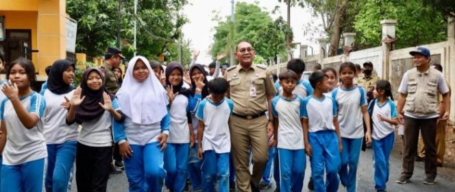 
					Wali Kota Jakarta Pusat Drs.Arifin M.AP bersama siswa siswi  SDN Karet Tengsin 13 Tanah Abang saat menikamti berjal;an kaki di jalan yang baru saja di aspal. (Foto: Kominfotik Jakpus)