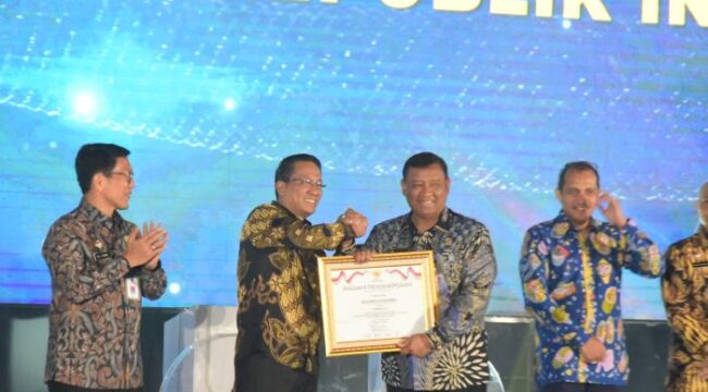 Menteri Hukum Republik Indonesia Supratman Andi Agtas saat memberikan piagam penghargaan  kepada Deputi O psla Laksda Bakamla Eko Wahjono. (Foto L Humas Bakamla RI)