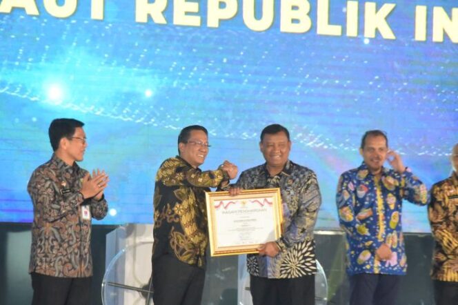 
					Menteri Hukum Republik Indonesia Supratman Andi Agtas saat memberikan piagam penghargaan  kepada Deputi O psla Laksda Bakamla Eko Wahjono. (Foto L Humas Bakamla RI)