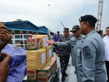 Deputi Operasi dan Latihan Bakamla RI Laksda Bakamla Eko Wahjono saat melepas keberangkatan KN. Pulau Nipah-321. (Foto : Humas Bakamla RI)

