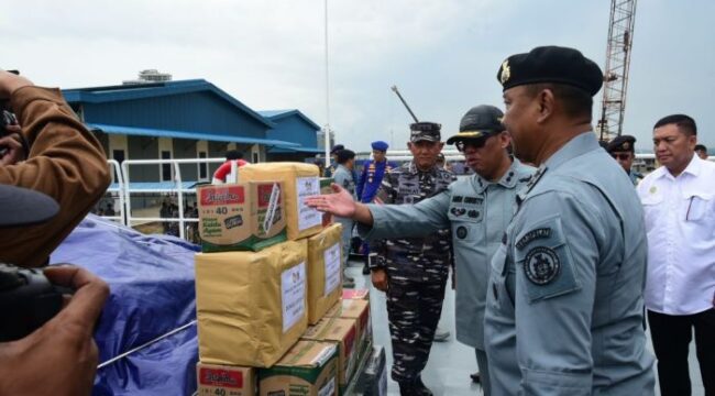 Deputi Operasi dan Latihan Bakamla RI Laksda Bakamla Eko Wahjono saat melepas keberangkatan KN. Pulau Nipah-321. (Foto : Humas Bakamla RI)

